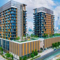 Toàn cảnh hai tòa tháp Cove Residences Empire City nhìn từ sông Sài Gòn về phía trung tâm thành phố