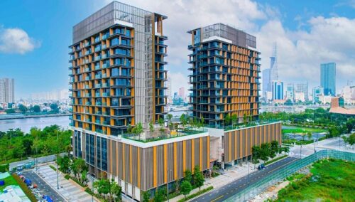 Toàn cảnh hai tòa tháp Cove Residences Empire City nhìn từ sông Sài Gòn về phía trung tâm thành phố