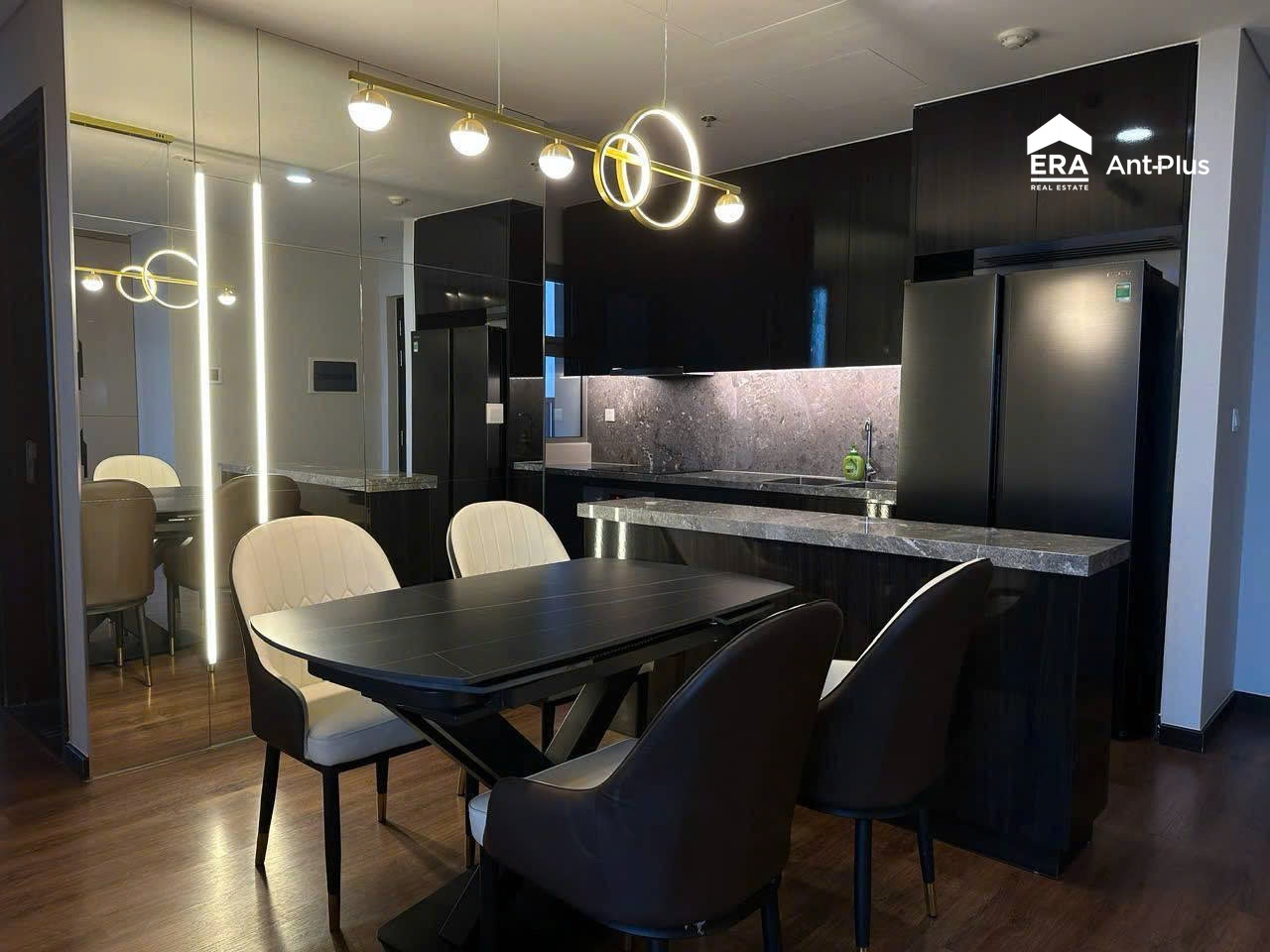 Khu vực bàn ăn và bếp căn hộ T2C-10-06 Empire City