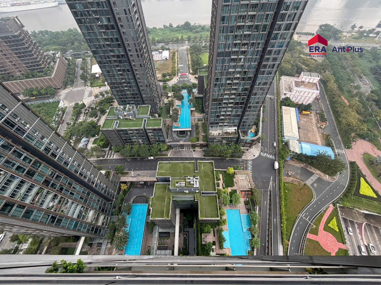 Tiện ích hồ bơi tại Empire City Hồ bơi và cảnh quan nội khu Empire City nhìn từ căn hộ tầng cao