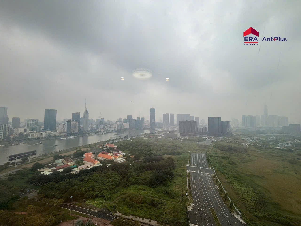 View sông Quận 1 từ căn hộ Empire City Tầm nhìn sông Sài Gòn và trung tâm thành phố từ Empire City