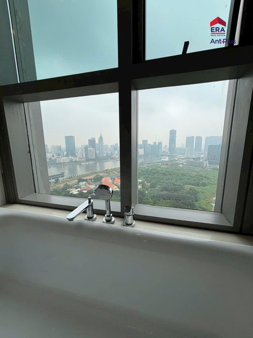 Phòng tắm view thành phố tại Empire City Bồn tắm view thành phố trong căn hộ Linden Empire City