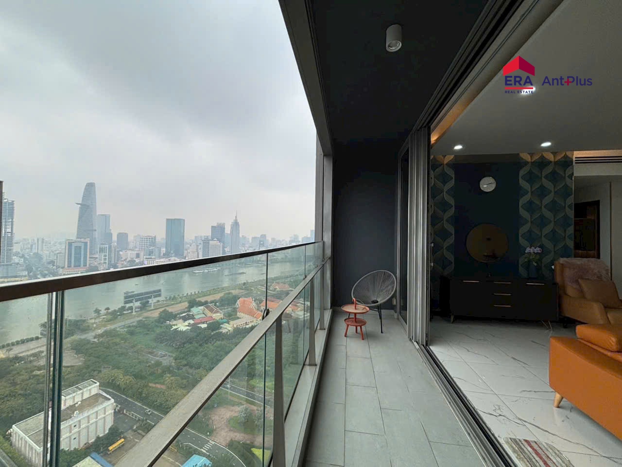 Ban công căn hộ Empire City view sông Quận 1 Ban công căn hộ Linden Empire City hướng Tây Nam view sông Quận 1