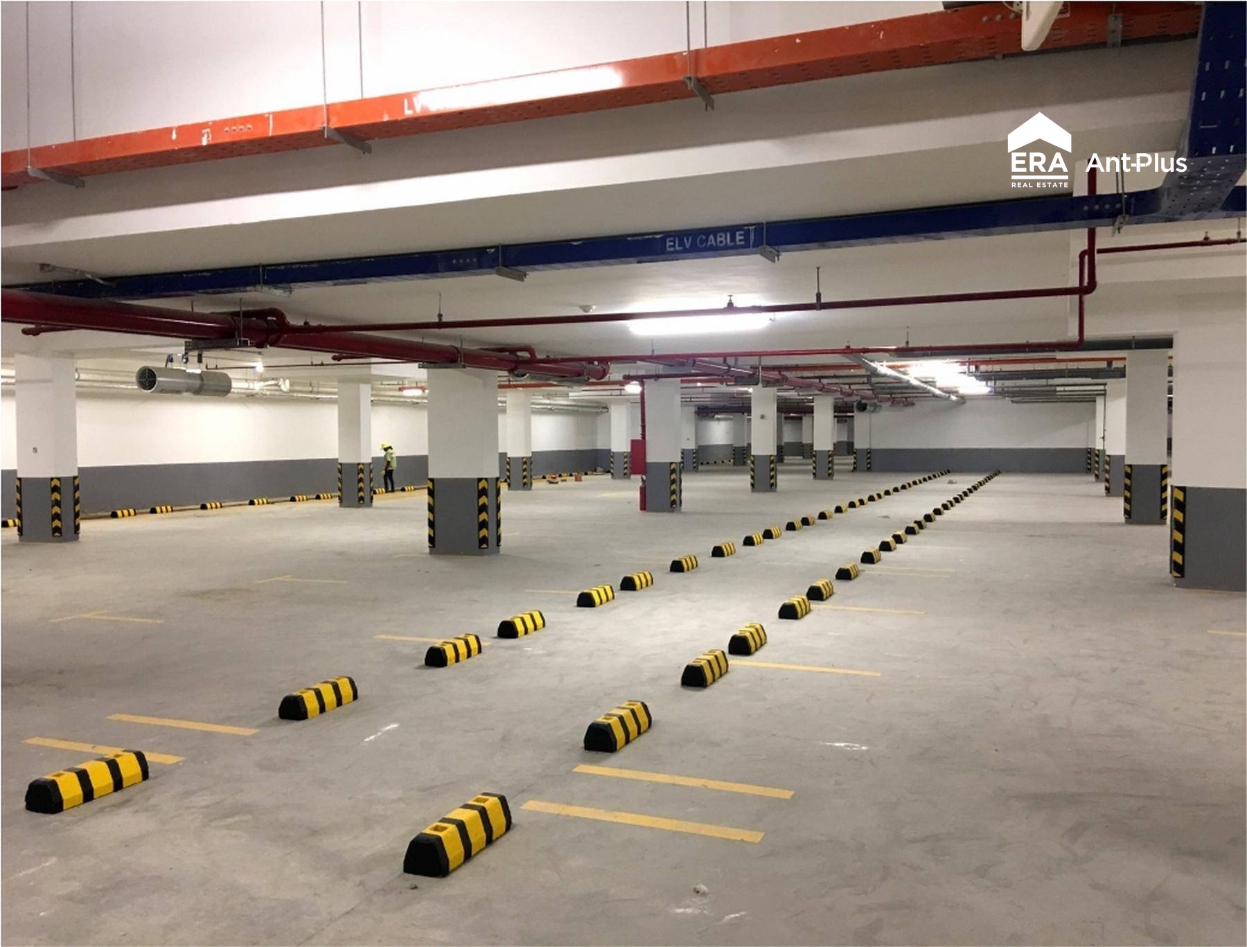 Ô đỗ xe có khóa vị trí tại tầng hầm Empire City