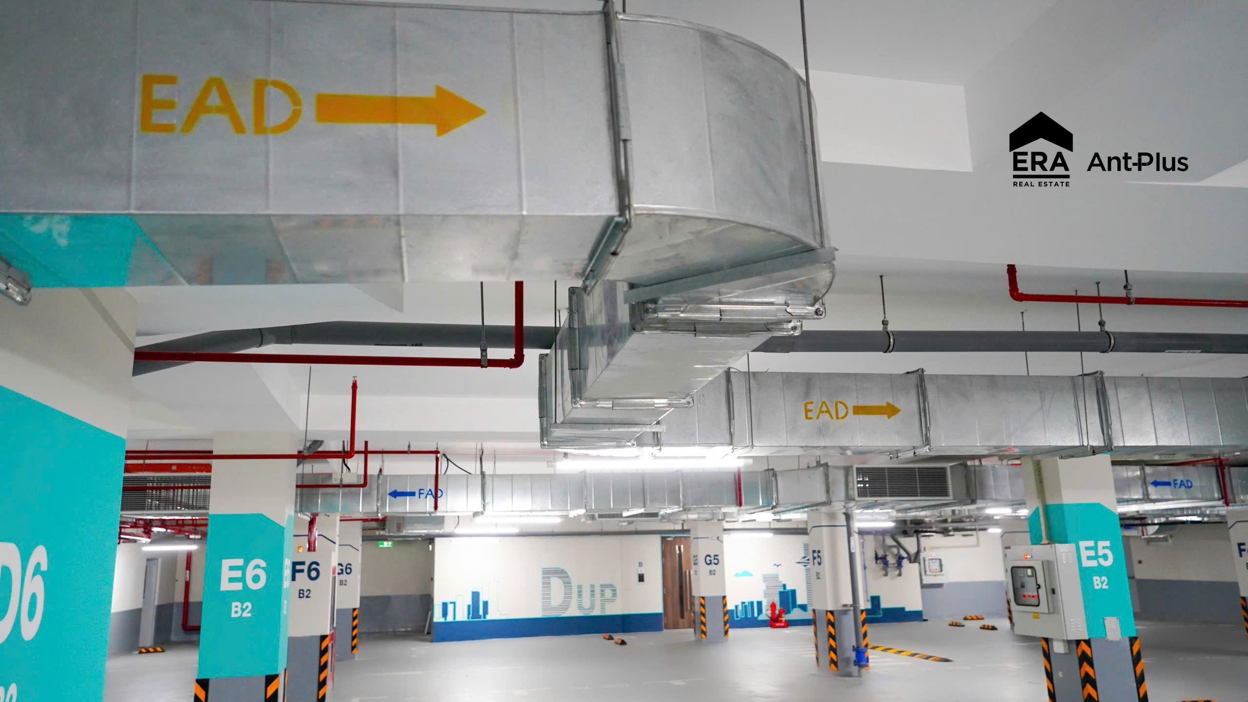 Khu vực hầm B2 Empire City với biển chỉ dẫn rõ ràng