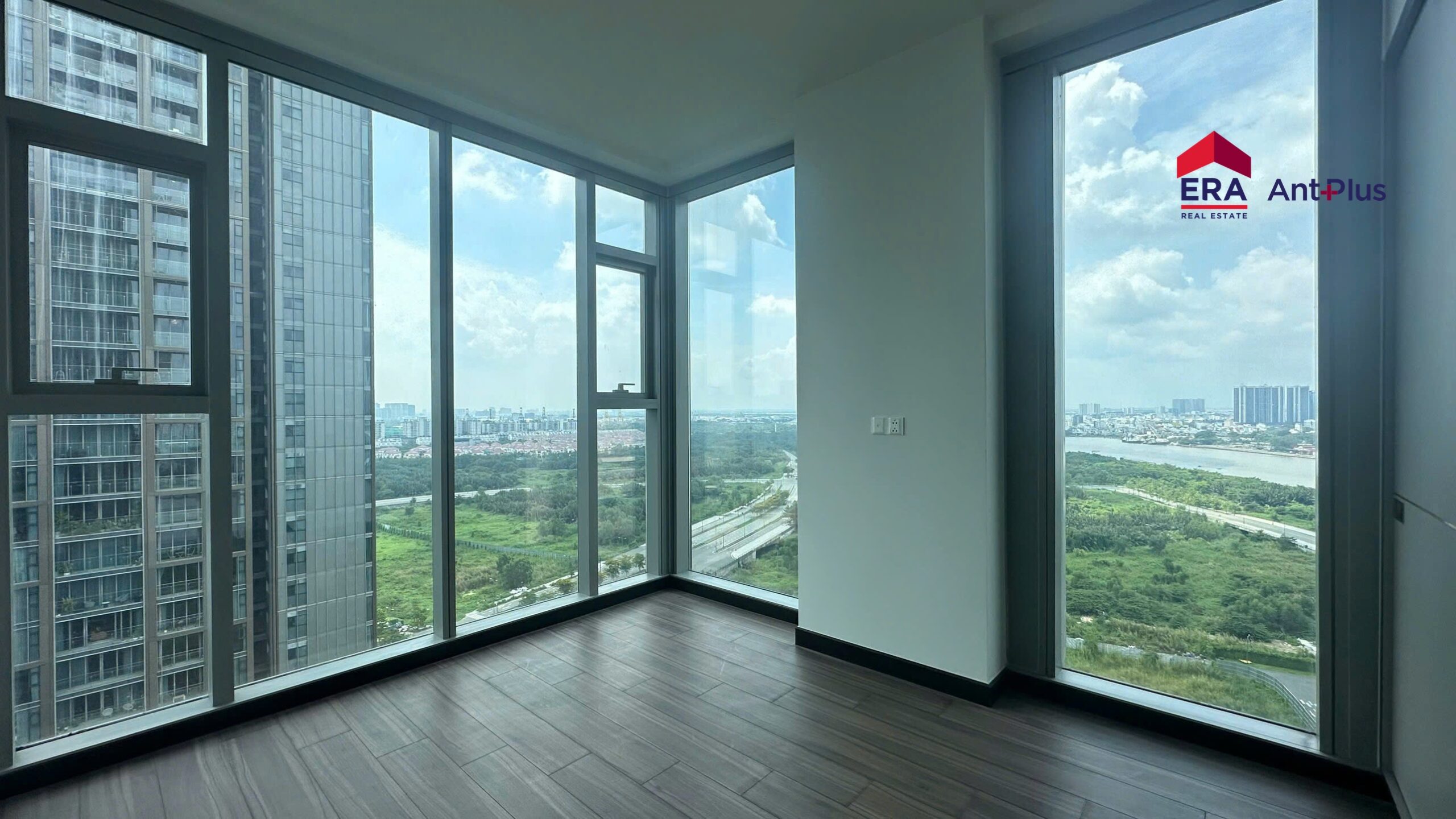 Phòng ngủ góc căn hộ Empire City với hệ kính lớn nhìn ra sông