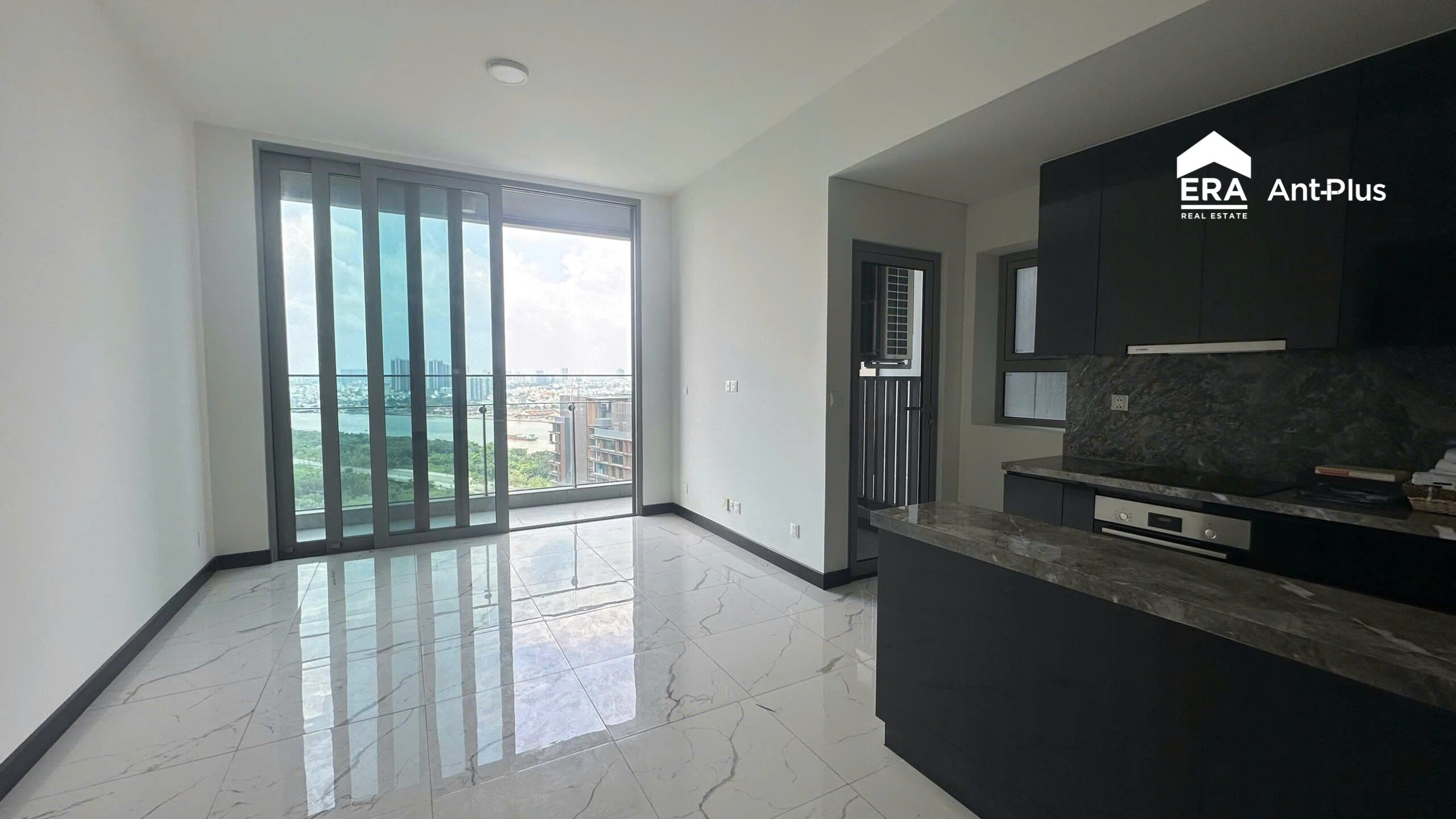 Phòng ngủ căn hộ Tilia Empire City với cửa kính lớn và tầm nhìn tầng cao
