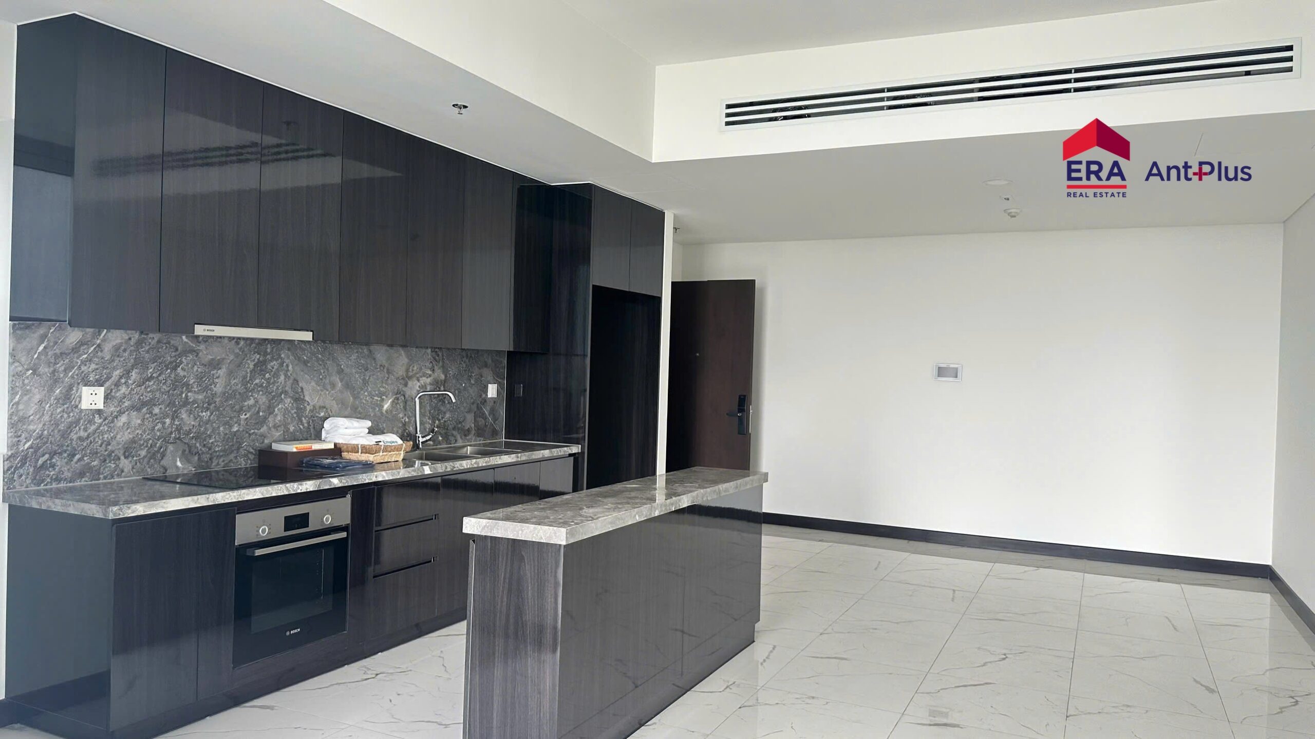 Phòng khách và bếp căn 2PN T1C-20-03 Tilia Residences Empire City