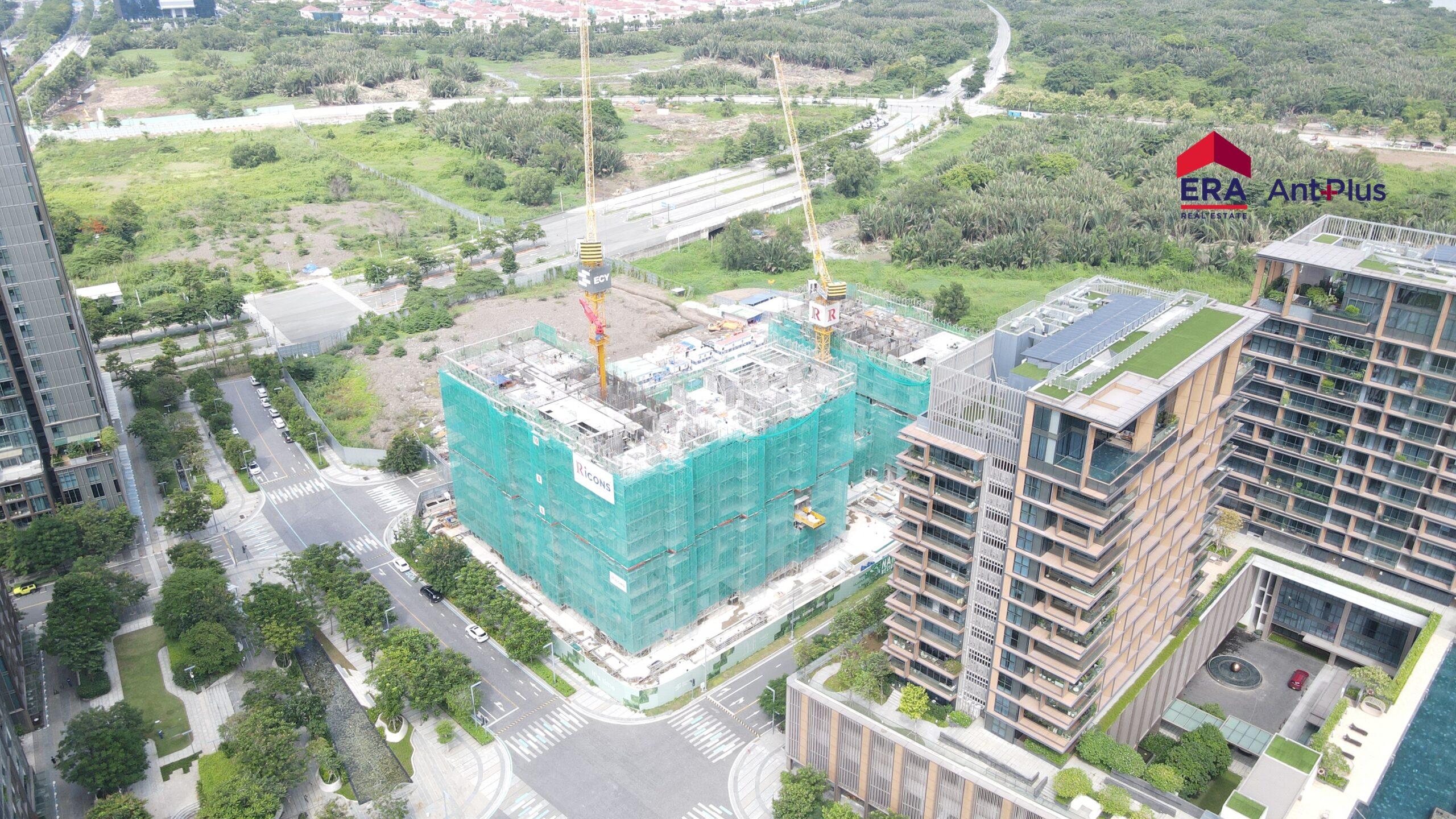 Công trường Narra Residences đang thi công phần thân với cẩu tháp Ricons