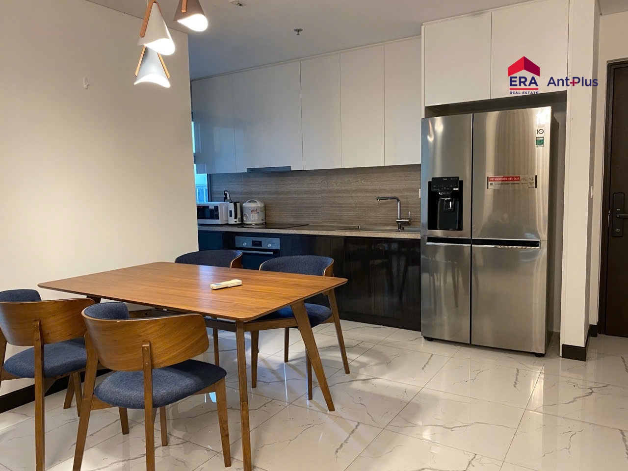 Khu vực bếp và bàn ăn căn hộ Narra Residences