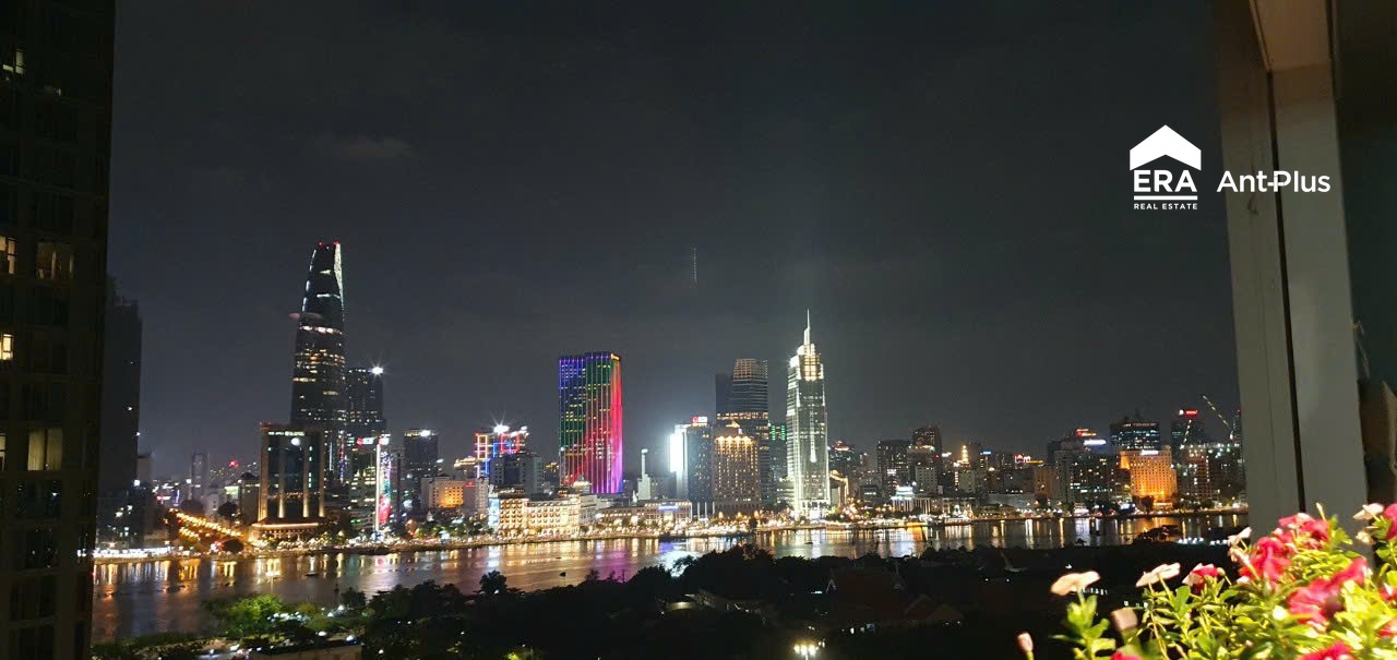 Toàn cảnh trung tâm Quận 1 về đêm nhìn từ ban công căn hộ tại Linden Residences, Empire City