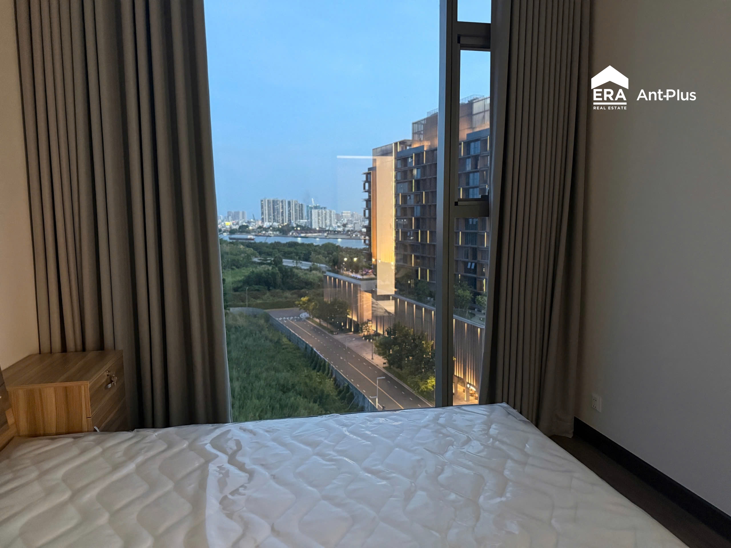 Phòng ngủ căn hộ Tilia Residences Empire City nhìn ra sông Sài Gòn lúc chiều tà