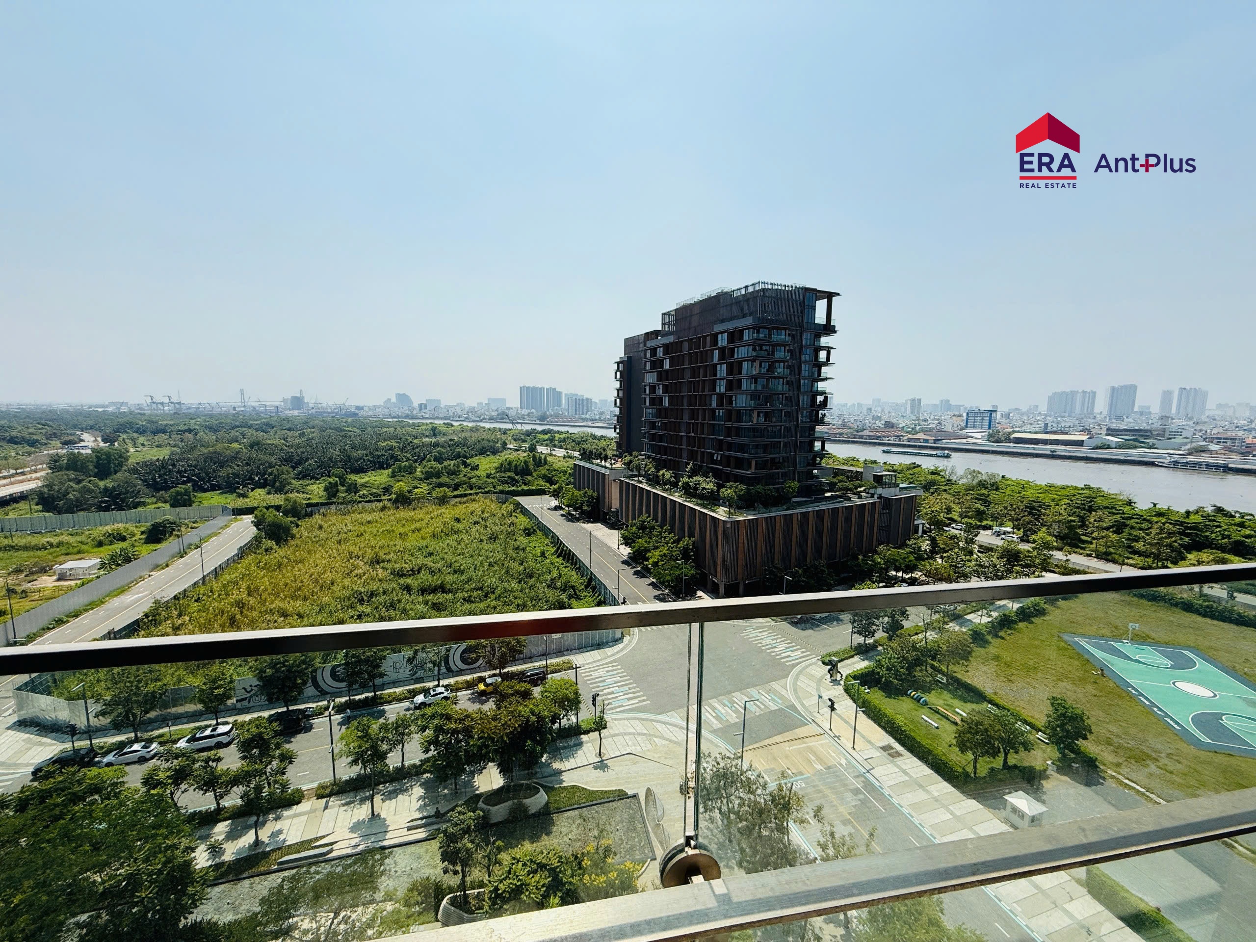 Toàn cảnh tòa tháp Empire City nhìn từ ban công căn hộ ban ngày