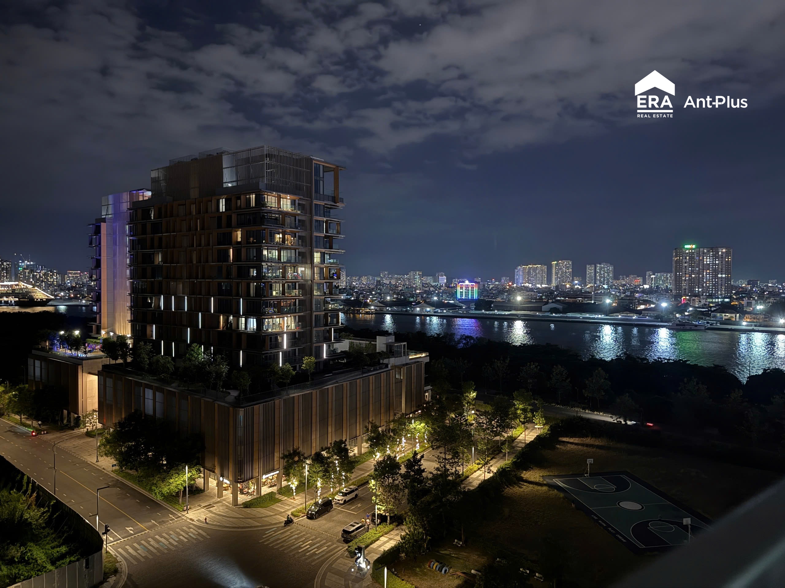 Tòa tháp căn hộ Empire City về đêm nhìn từ căn hộ ven sông