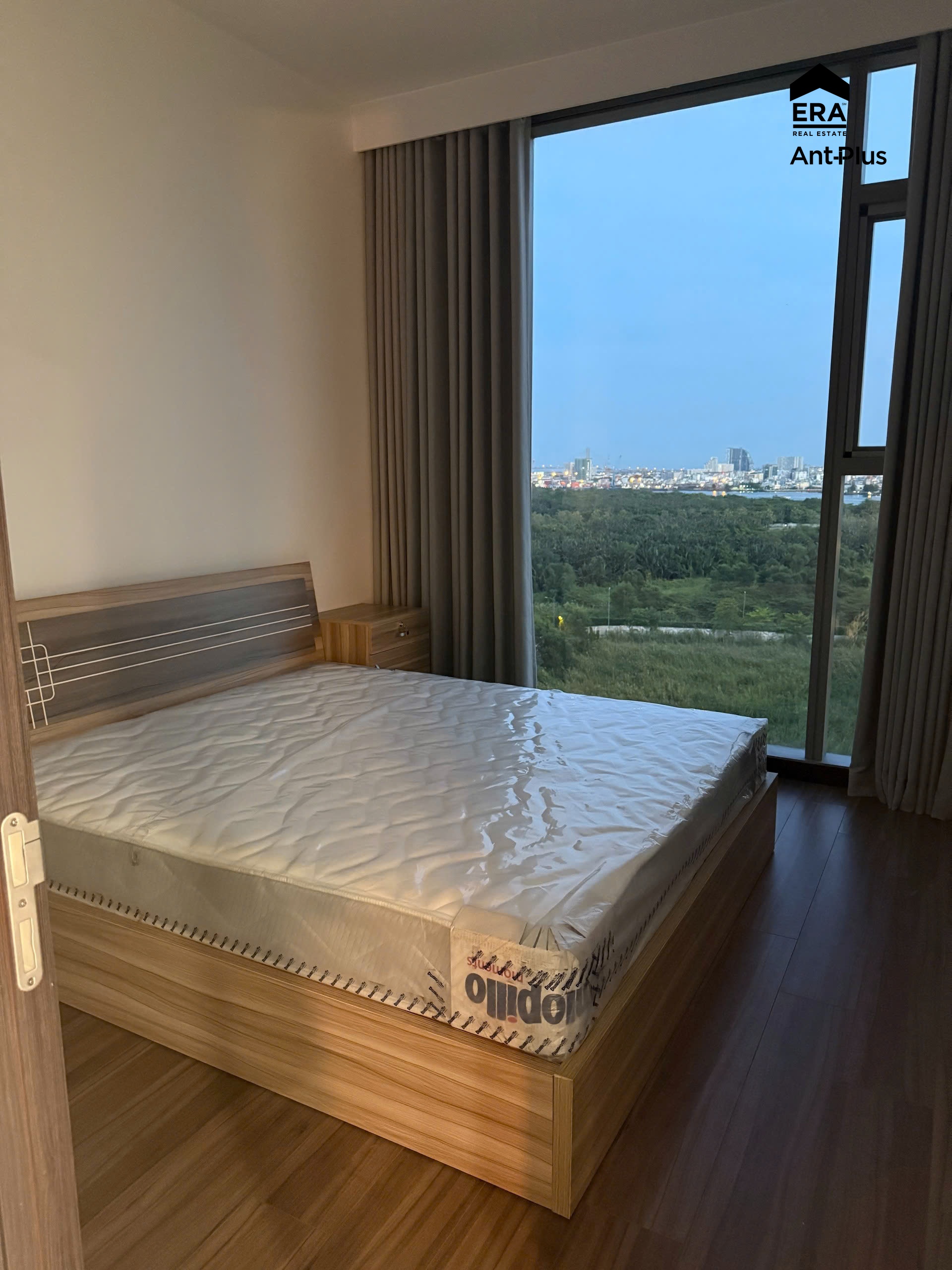 Phòng ngủ căn hộ Empire City với cửa sổ kính lớn view sông