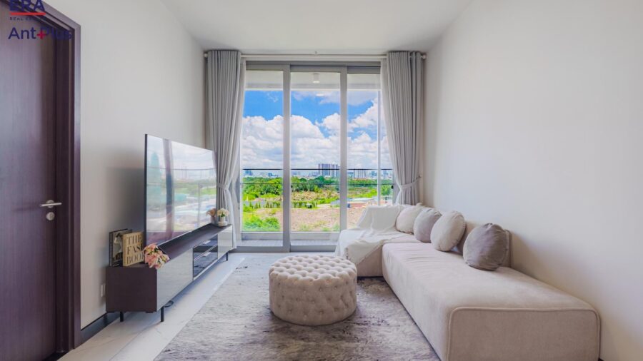 Phòng khách căn hộ 1 phòng ngủ Linden với sofa màu kem và cửa kính lớn