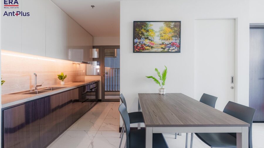 Bếp và bàn ăn căn hộ Linden với tranh treo tường
