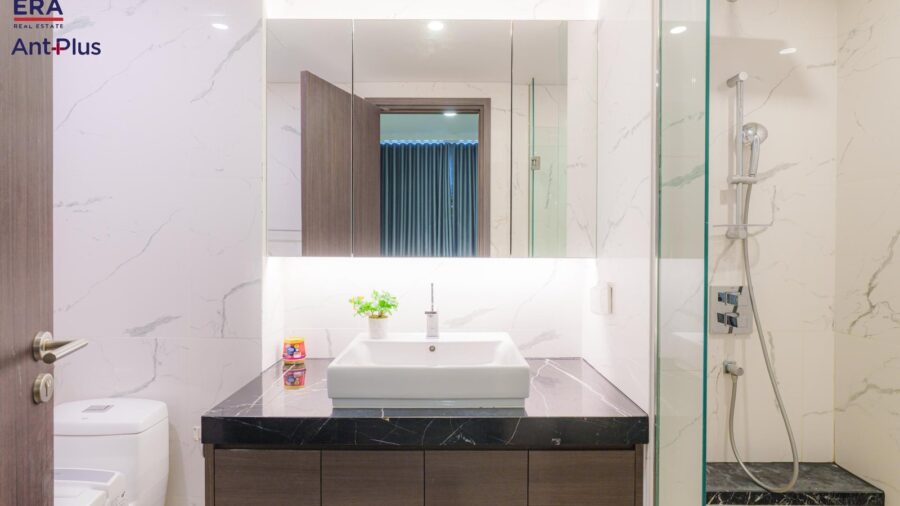 Phòng tắm căn hộ Linden với lavabo đá và vách kính