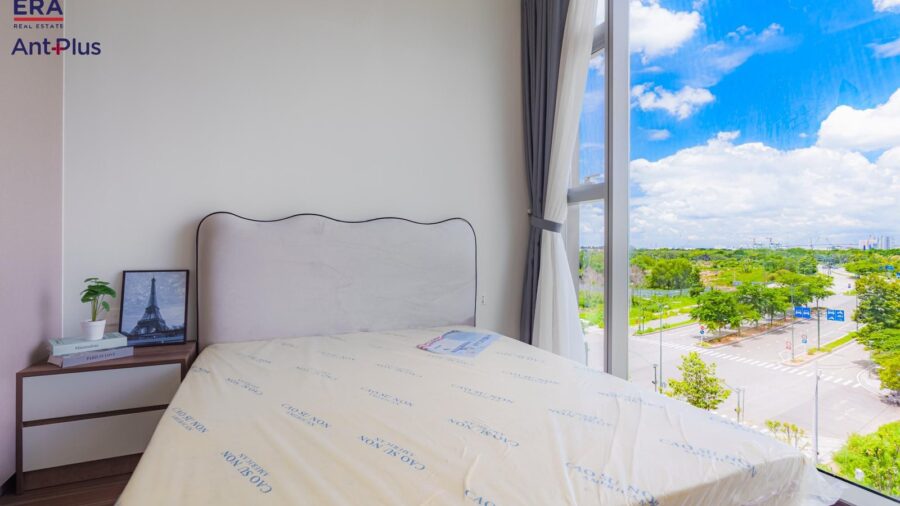 Phòng ngủ căn hộ 1 phòng ngủ Linden có cửa kính nhìn ra cây xanh