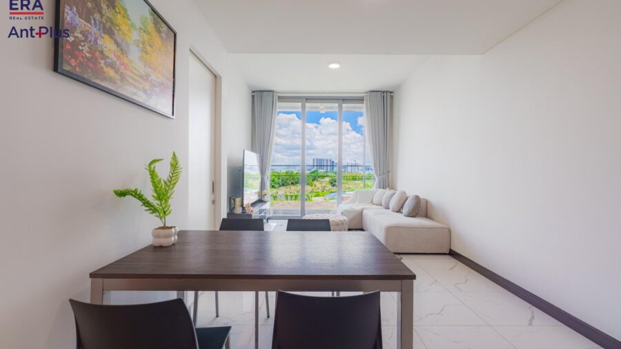 Bàn ăn gỗ gần cửa sổ căn hộ 1 phòng ngủ Linden