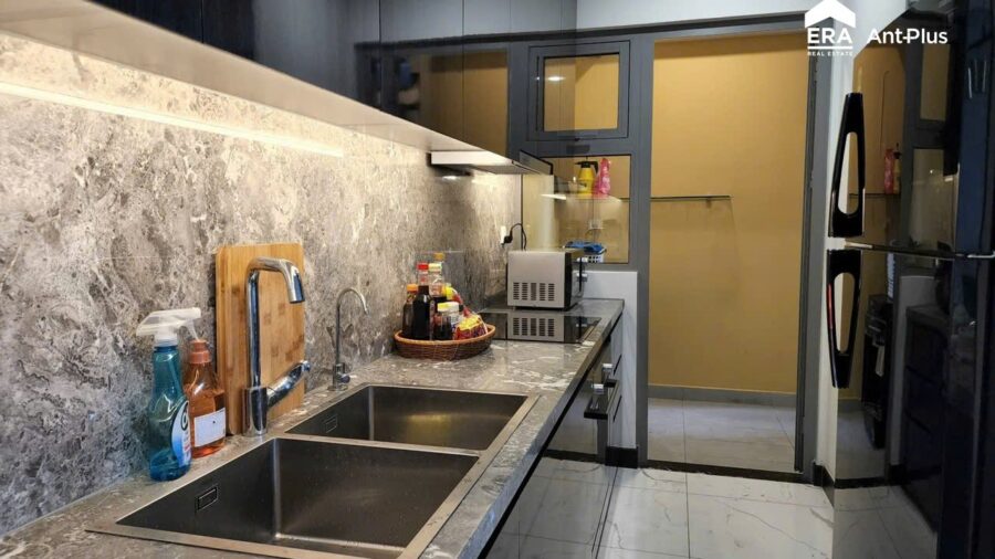 Bếp căn hộ 1 phòng ngủ Tilia với mặt đá vân xám và bồn rửa đôi