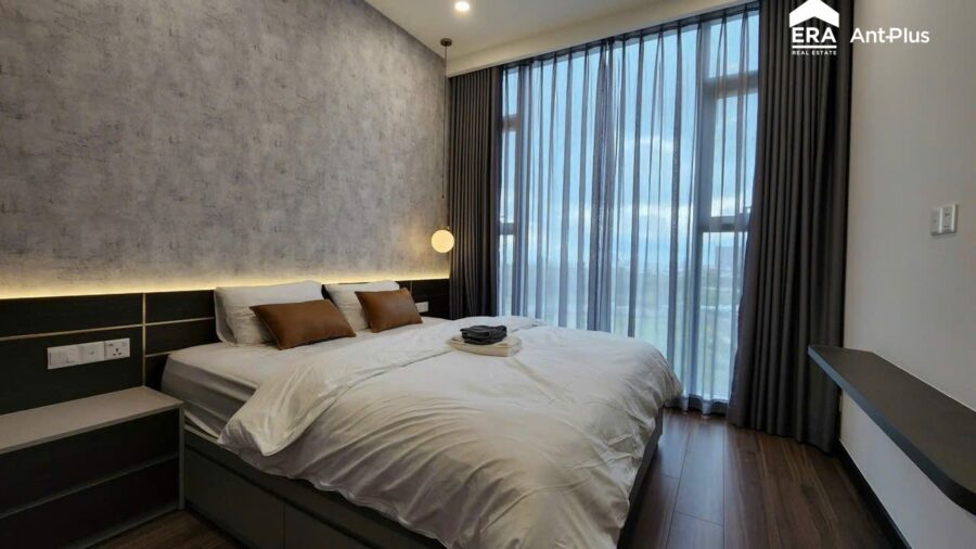 Phòng ngủ căn hộ Tilia có sổ với giường lớn và cửa kính