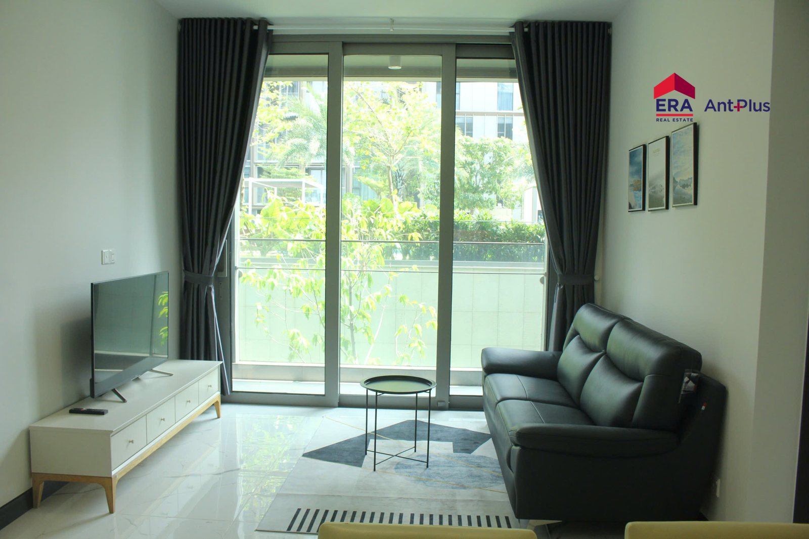 Phòng khách căn hộ Tilia 1 phòng ngủ full nội thất nhìn ra cây xanh