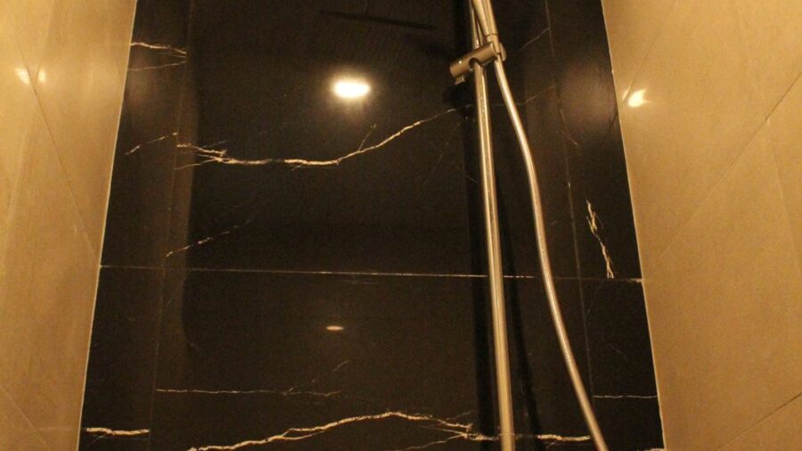 Vòi sen ốp đá đen vân trắng căn hộ Tilia