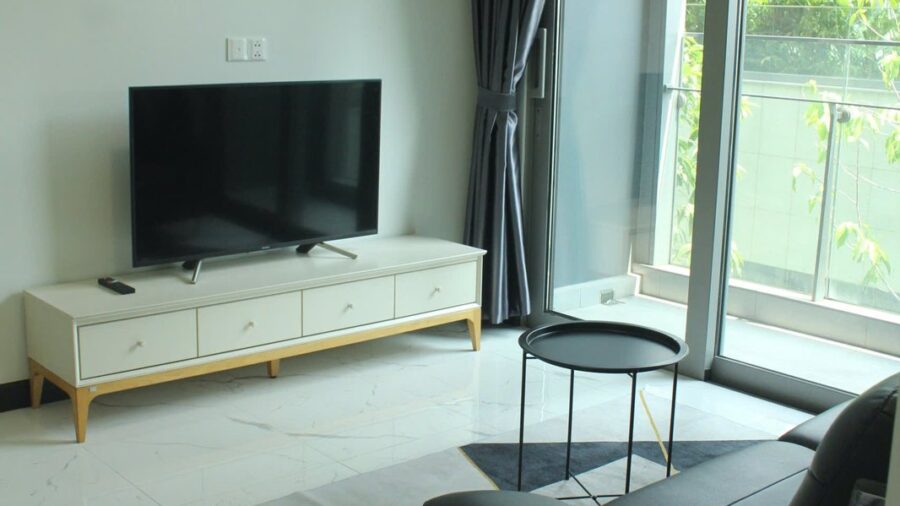 Phòng khách với TV và sofa căn hộ Tilia tầng 2