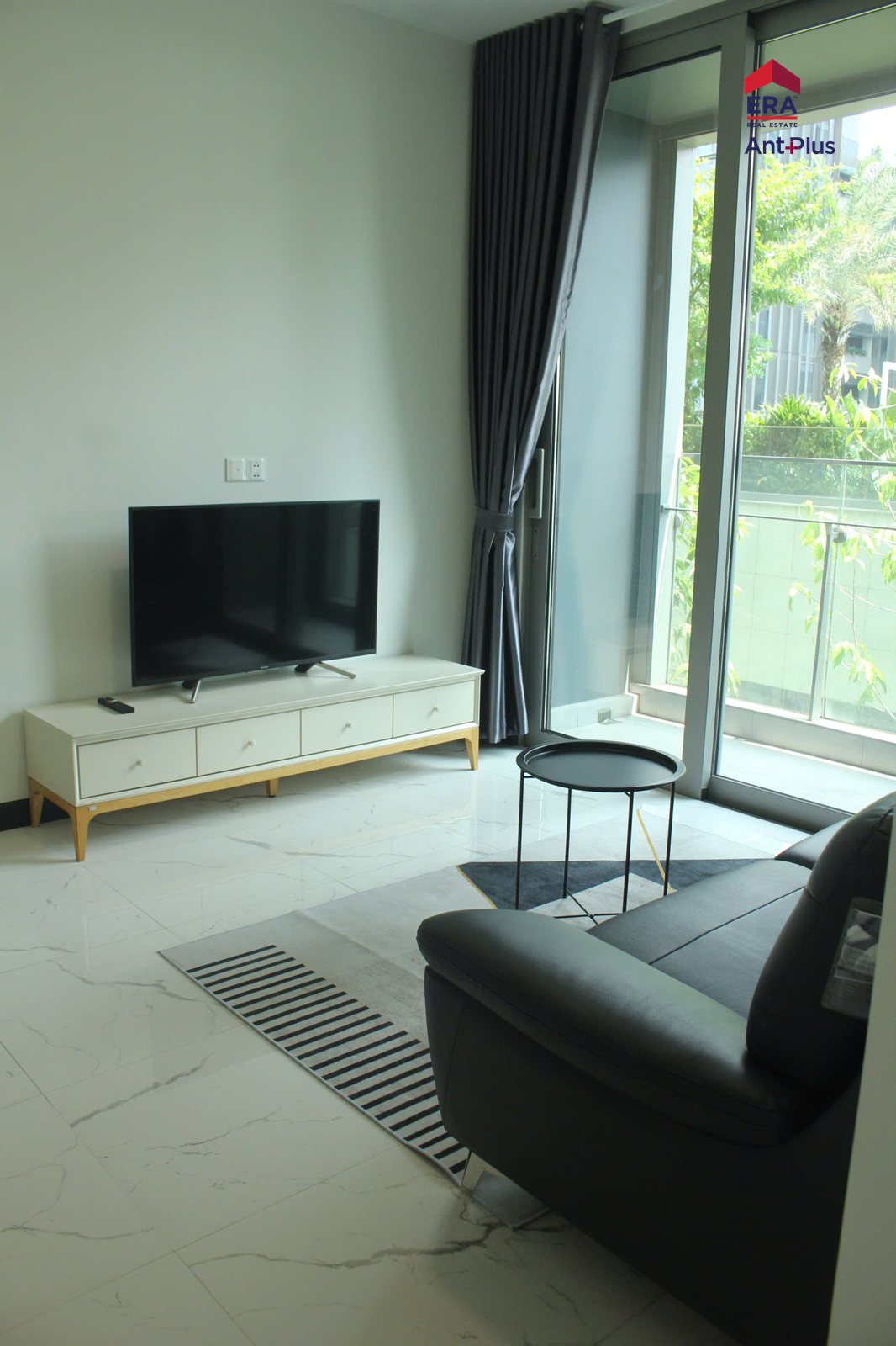Phòng khách với TV và sofa căn hộ Tilia tầng 2