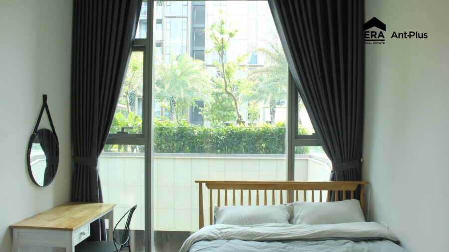Phòng ngủ có bàn làm việc nhìn ra cây xanh, căn hộ Tilia