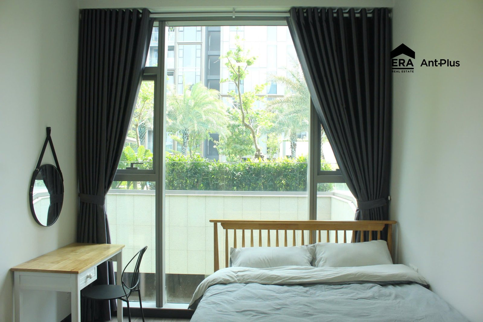 Phòng ngủ có bàn làm việc nhìn ra cây xanh, căn hộ Tilia