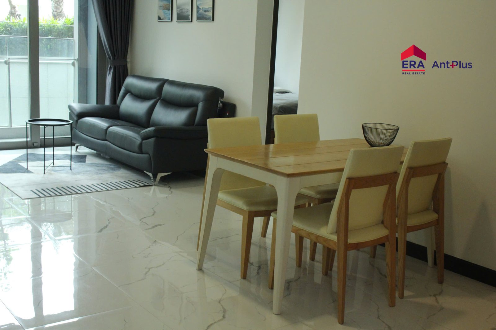 Bàn ăn gỗ và sofa phòng khách căn hộ Tilia 1 phòng ngủ