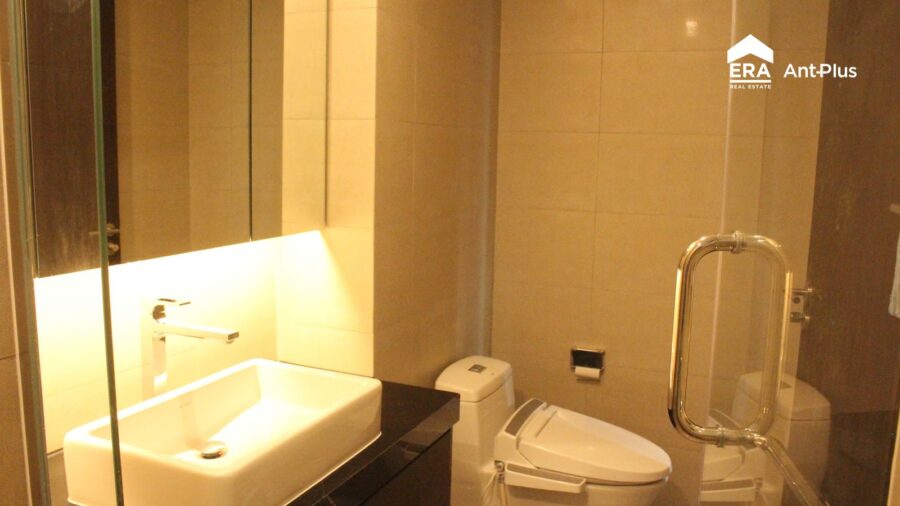 Phòng tắm căn hộ Tilia với lavabo và bồn cầu thông minh