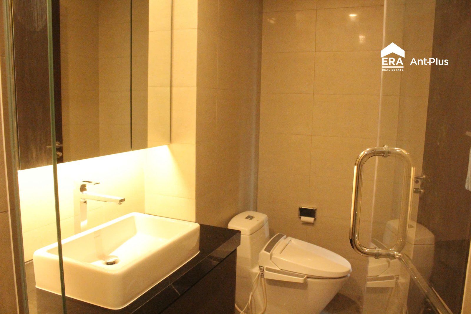 Phòng tắm căn hộ Tilia với lavabo và bồn cầu thông minh