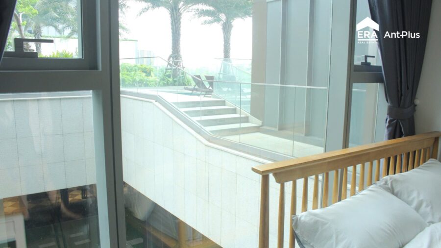 Phòng ngủ căn hộ Tilia nhìn ra sân vườn và bậc thang nội khu