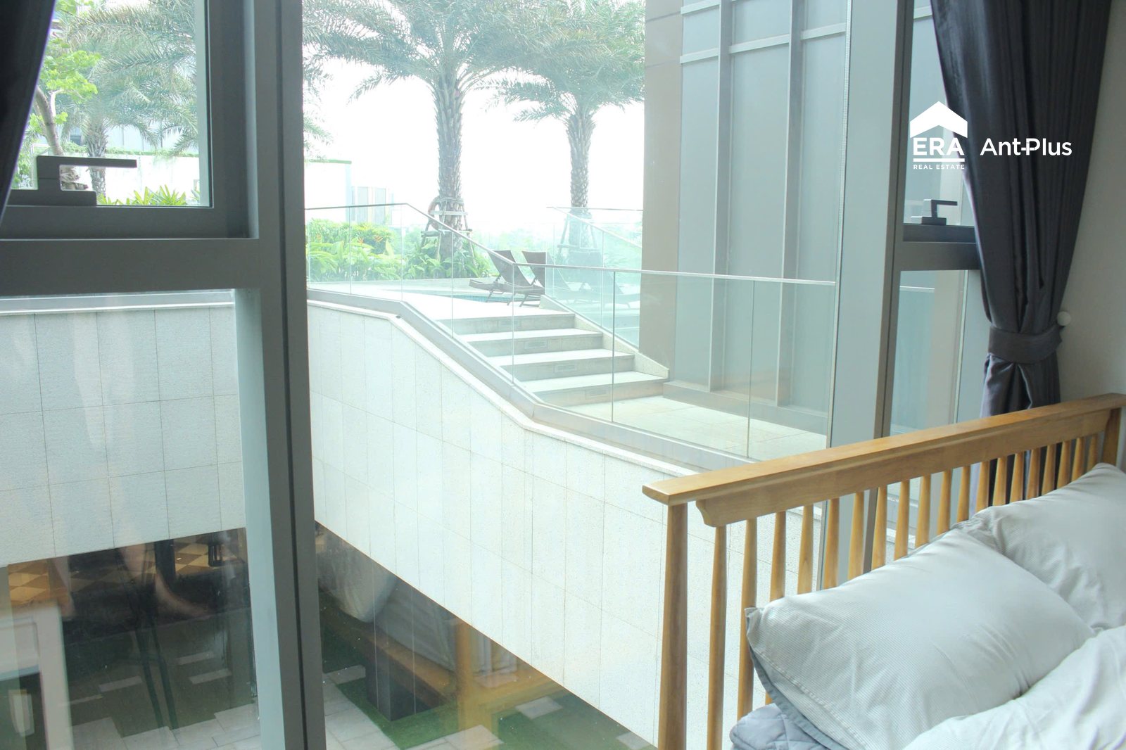 Phòng ngủ căn hộ Tilia nhìn ra sân vườn và bậc thang nội khu