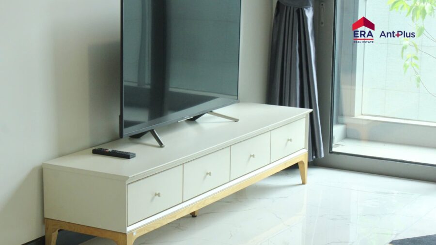 Kệ TV trắng chân gỗ trong phòng khách căn hộ Tilia