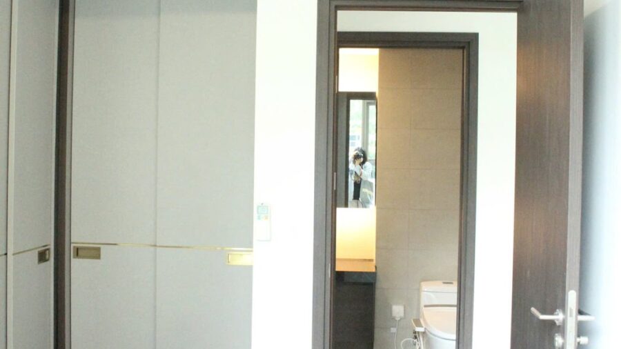 Phòng ngủ và cửa phòng tắm căn hộ Tilia T2D-02-02