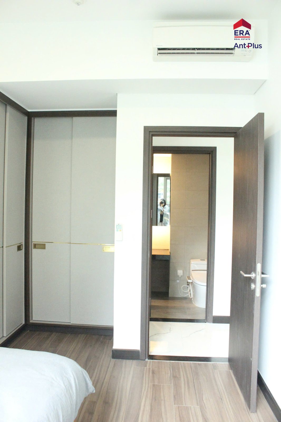 Phòng ngủ và cửa phòng tắm căn hộ Tilia T2D-02-02