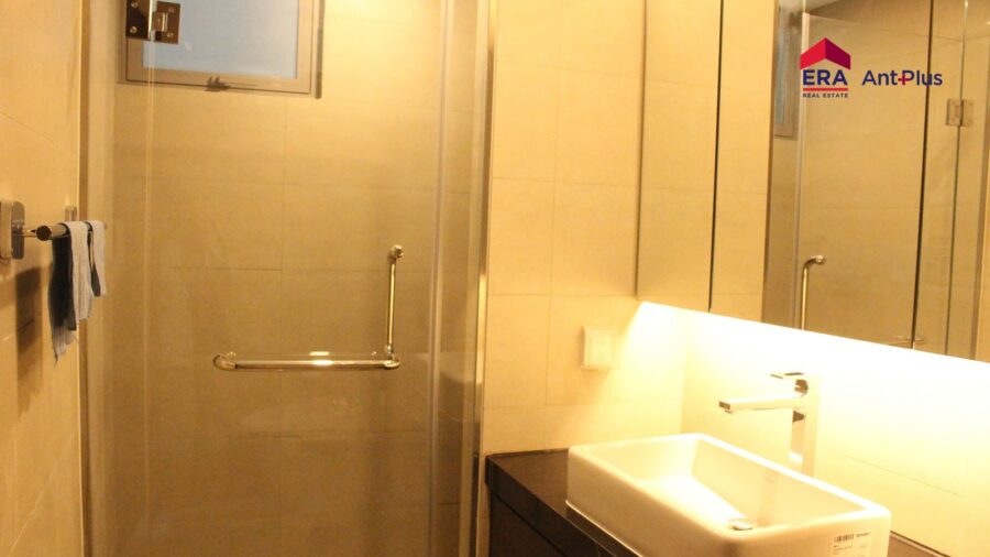 Khu tắm đứng vách kính căn hộ Tilia 1 phòng ngủ