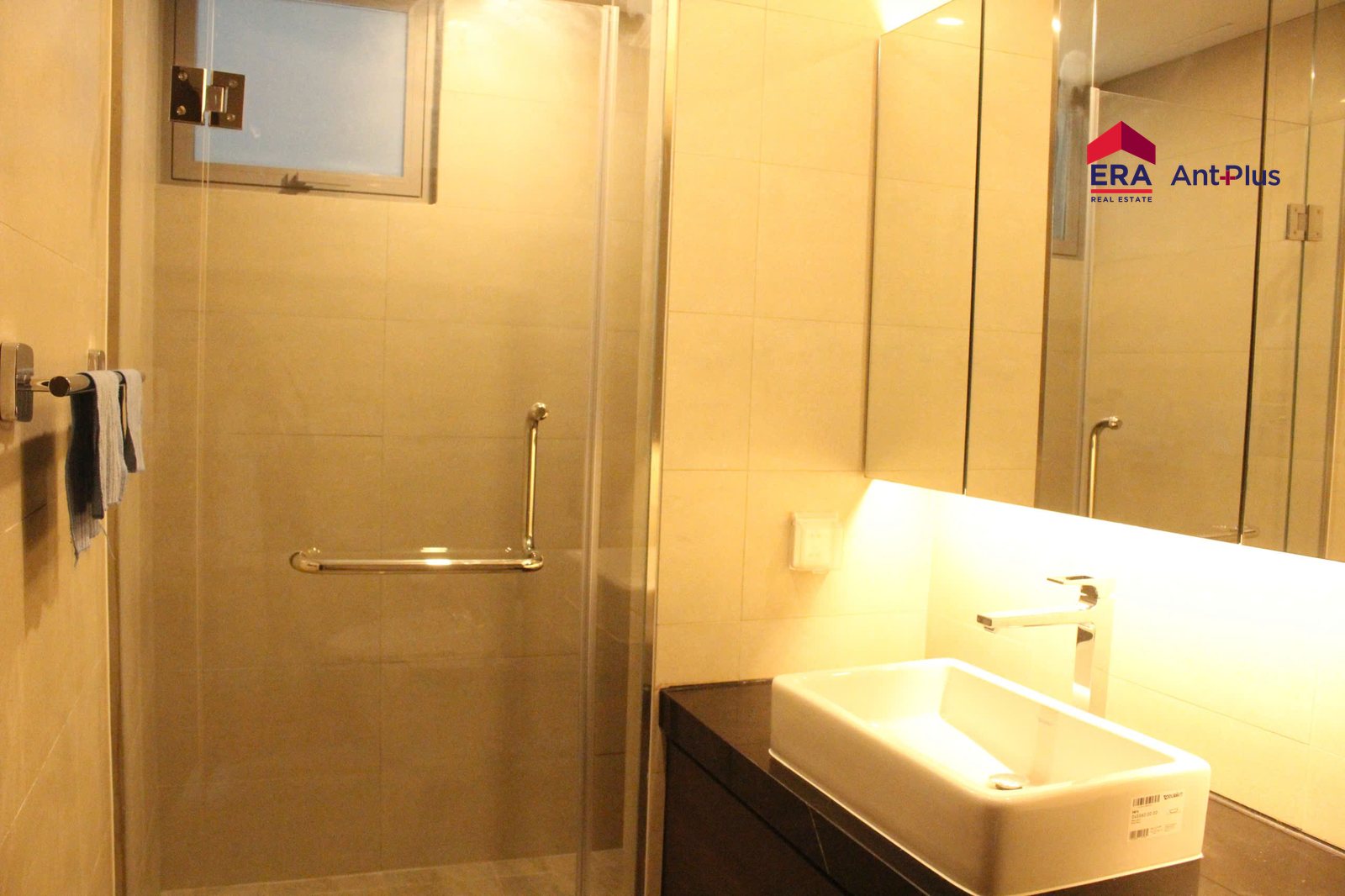 Khu tắm đứng vách kính căn hộ Tilia 1 phòng ngủ