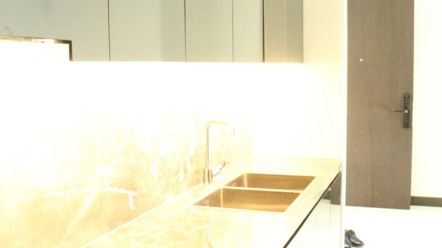 Bếp căn hộ Tilia với mặt đá vân và bồn rửa