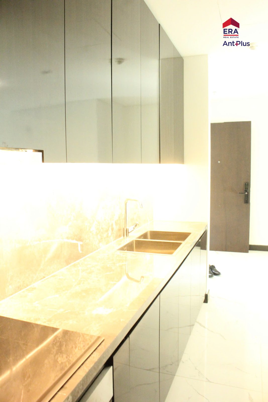 Bếp căn hộ Tilia với mặt đá vân và bồn rửa