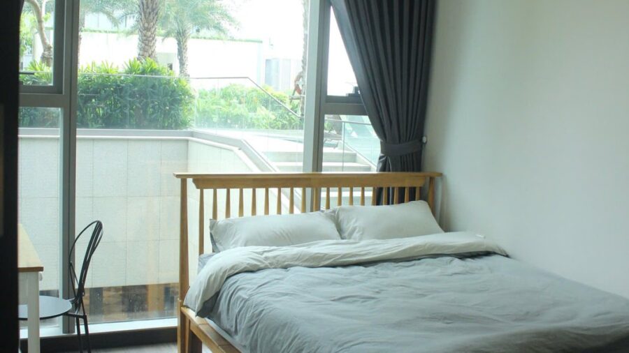 Phòng ngủ căn hộ Tilia 1 phòng ngủ đang cho thuê với giường gỗ