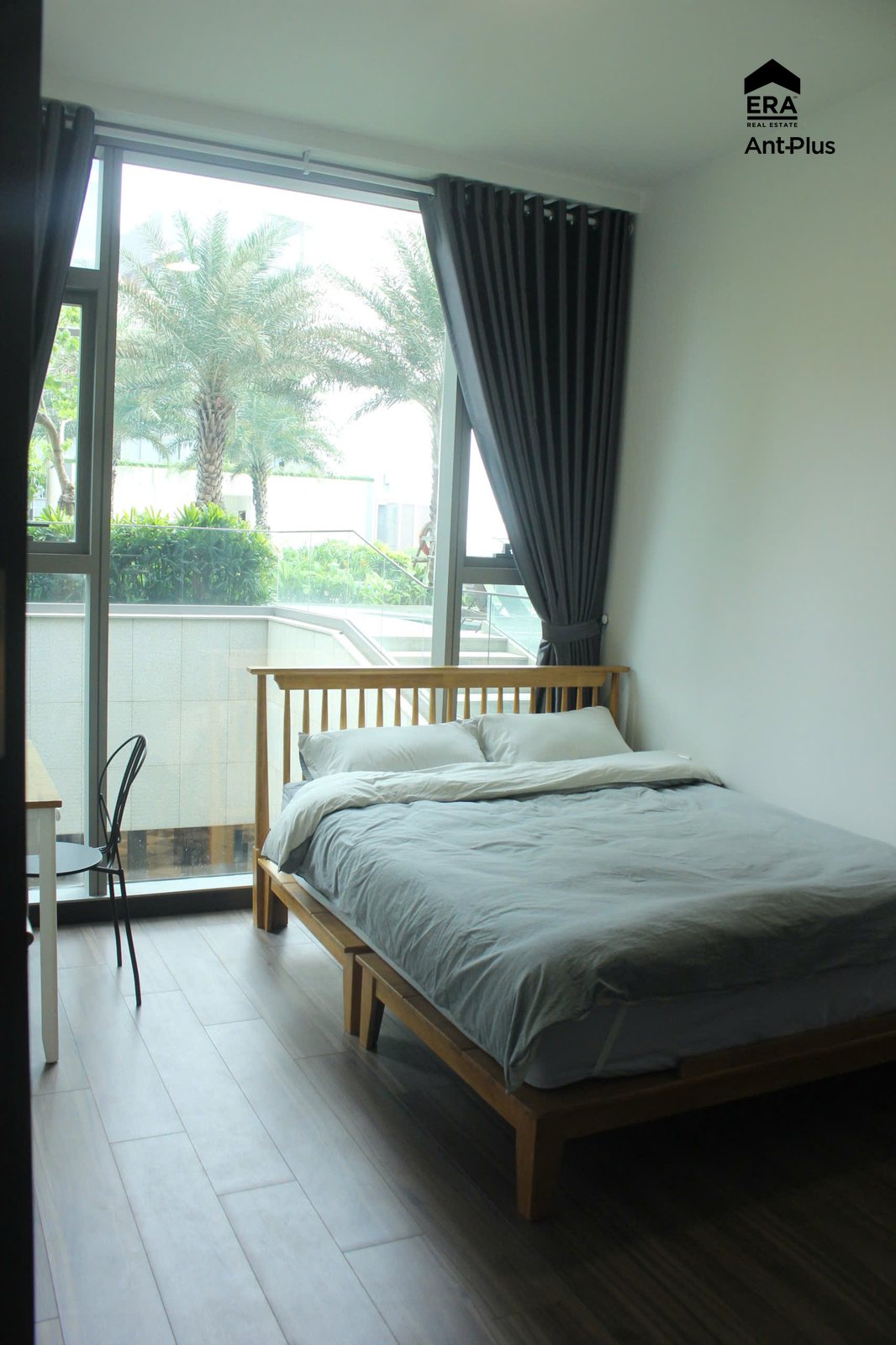Phòng ngủ căn hộ Tilia 1 phòng ngủ đang cho thuê với giường gỗ