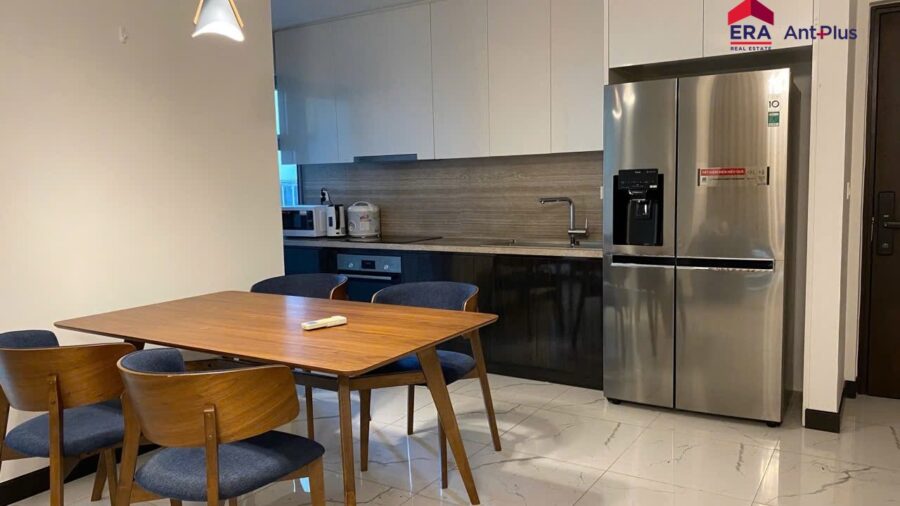 Bàn ăn gỗ và tủ lạnh đôi căn hộ 2 phòng ngủ Linden