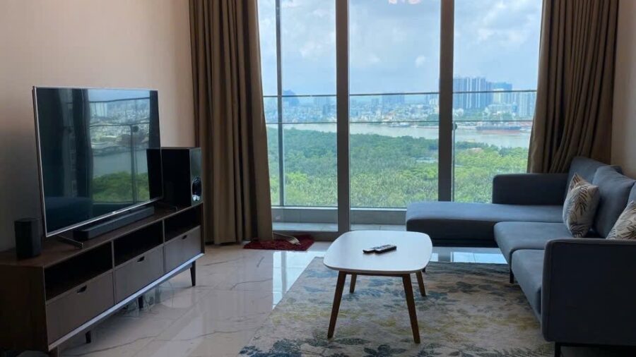 Phòng khách căn hộ 2 phòng ngủ Linden view sông với sofa xanh và đèn chùm
