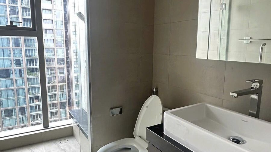 Phòng tắm thứ hai căn hộ Tilia với lavabo và gương