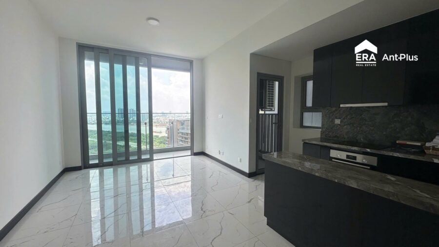 Phòng khách căn hộ Tilia với cửa kính lớn và bếp đen